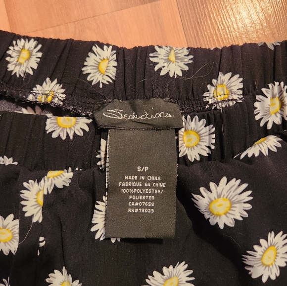 Daisy Patterned Shorts - Picture 3 of 3